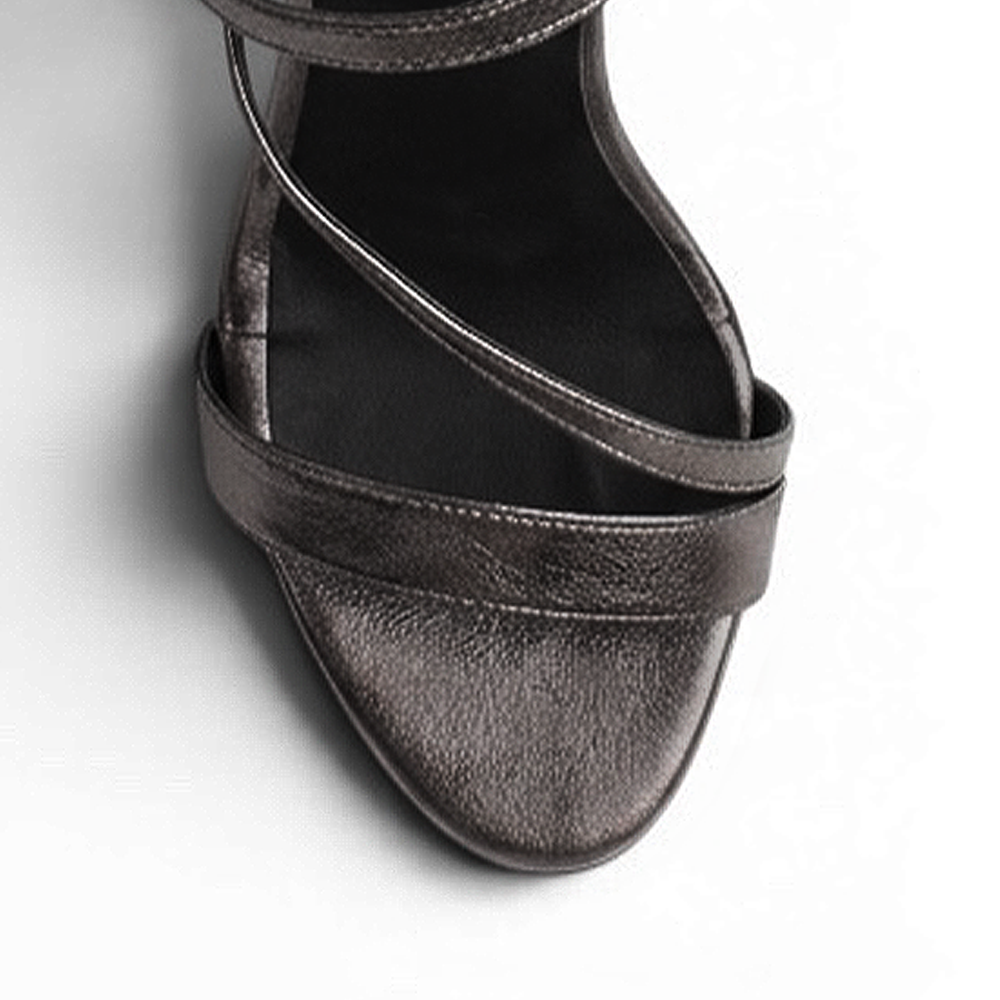 Vista del detalle de las tiras en zapatilla plata de tacon para mujer 