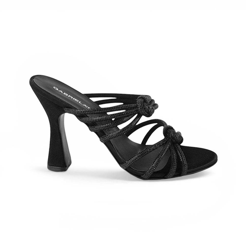 vista lateral de zapatillas negras de tacon con tiras