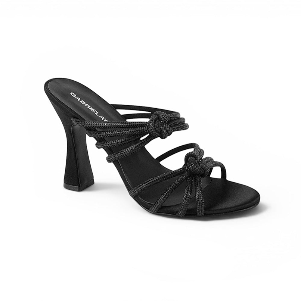 vista diagonal de zapatillas negras de tacon para mujer