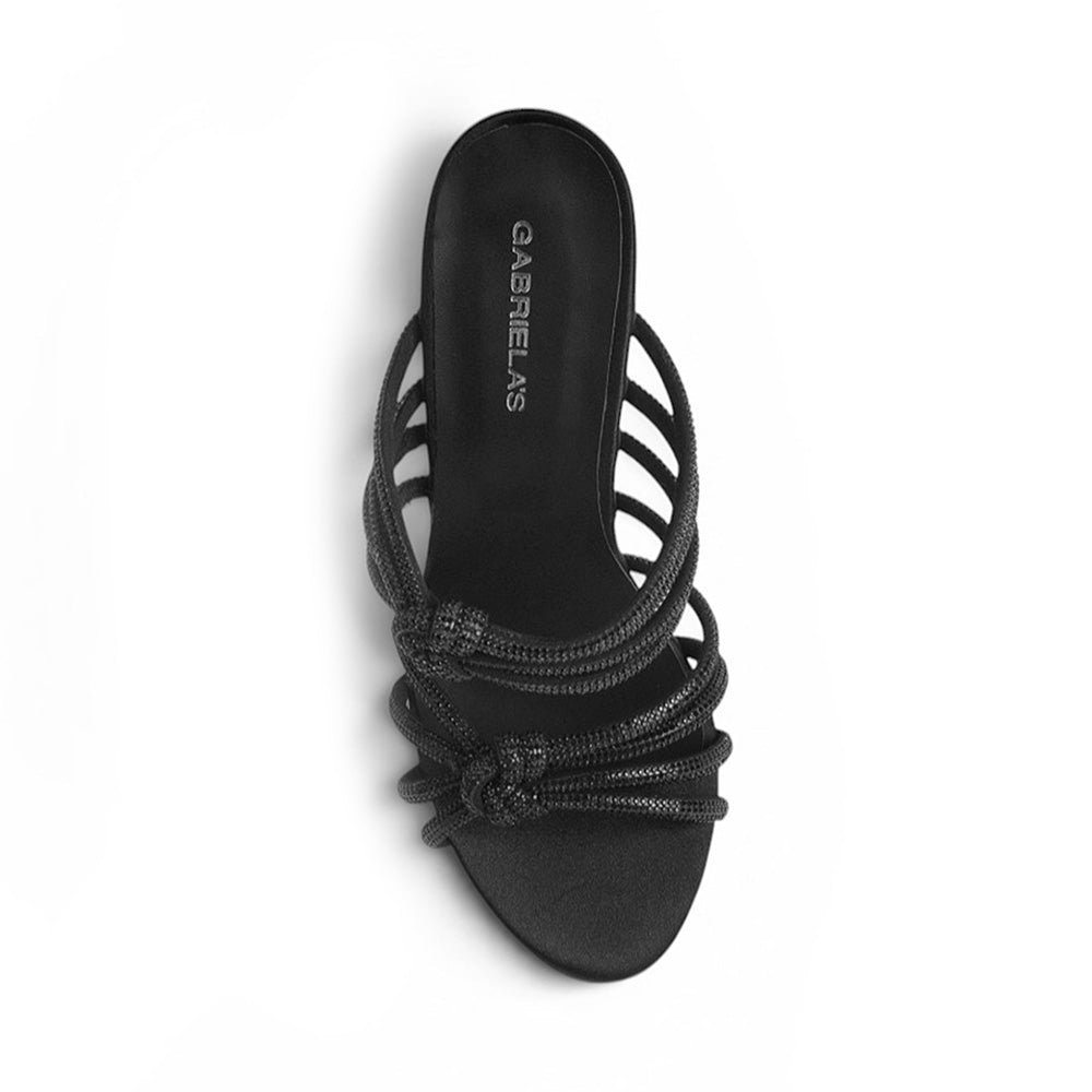 vista superior de zapatillas negras con tiras y nudos de tacon para mujer

