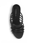 vista superior de zapatillas negras con tiras y nudos de tacon para mujer
