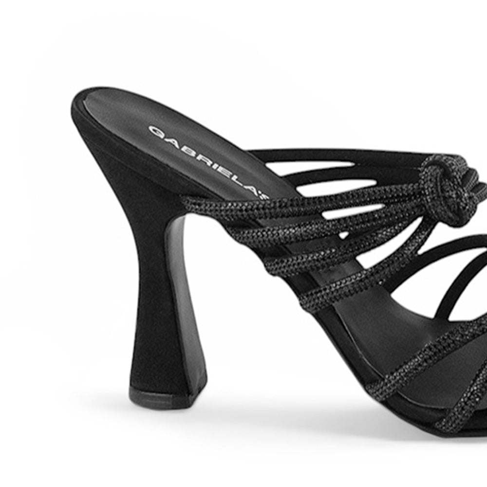 vista trasera de tacon medio en zapatillas negras para mujer