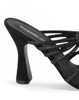 vista trasera de tacon medio en zapatillas negras para mujer