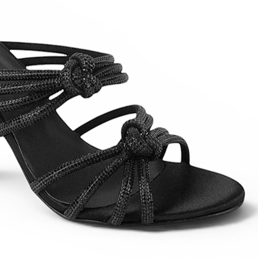 detalle del material shantung en zapatillas negras de mujer 