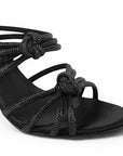 detalle del material shantung en zapatillas negras de mujer 