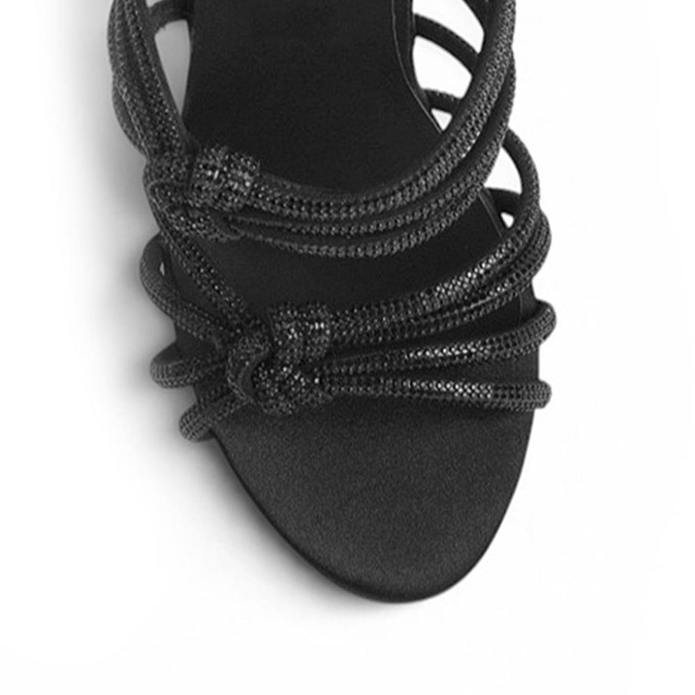 vista del detalle de las tiras con nudos de las zapatillas negras para mujer
