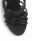 vista del detalle de las tiras con nudos de las zapatillas negras para mujer