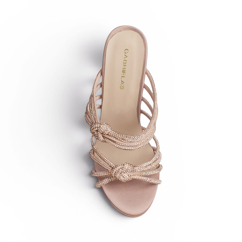vista superior de zapatillas maquillaje con tiras y nudos de tacon para mujer
