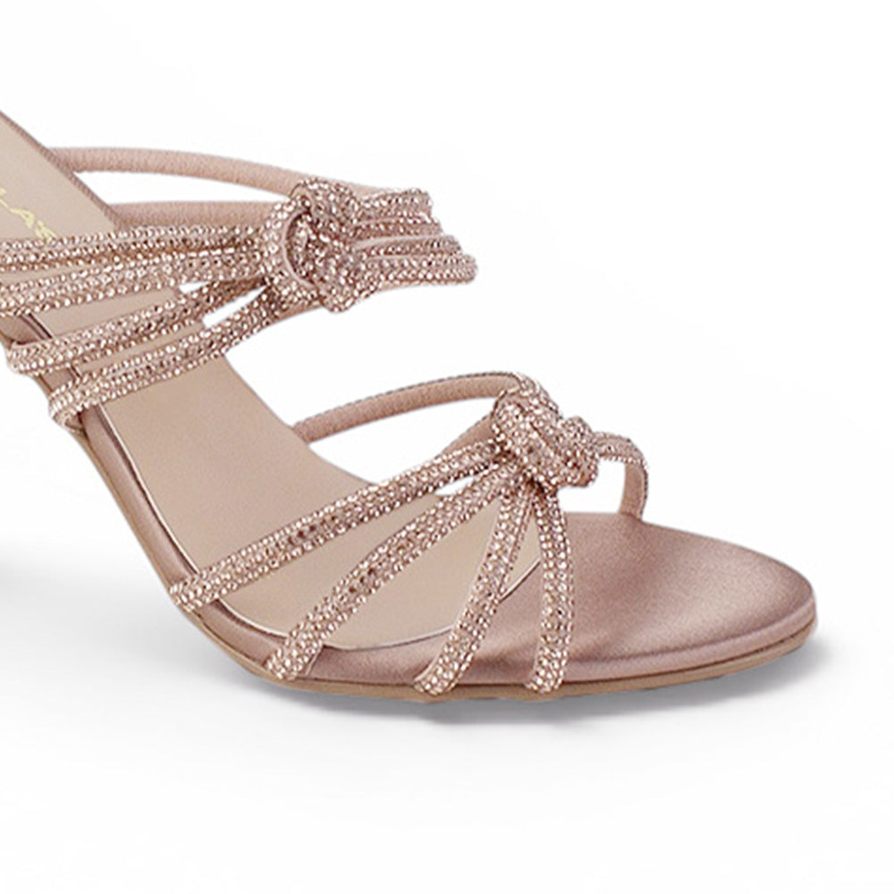 detalle del material shantung en zapatillas maquillaje de mujer 