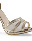 Detalle de material fresco en zapatilla oro y tacon medio para mujer 