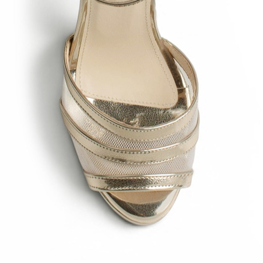 Vista del detalle de la pulsera en zapátilla oro de tacon para mujer 