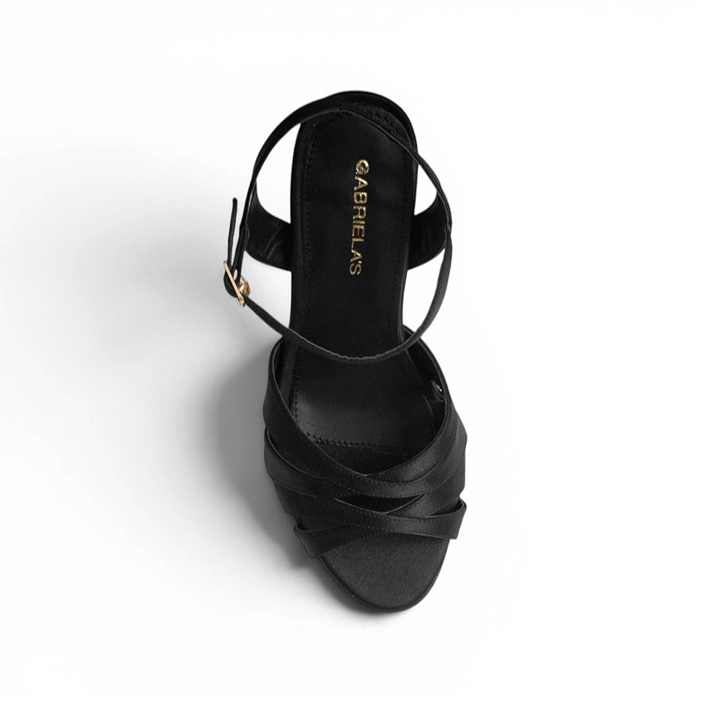 Vista superior de zapatillas negras con tacón medio y tiras para mujer