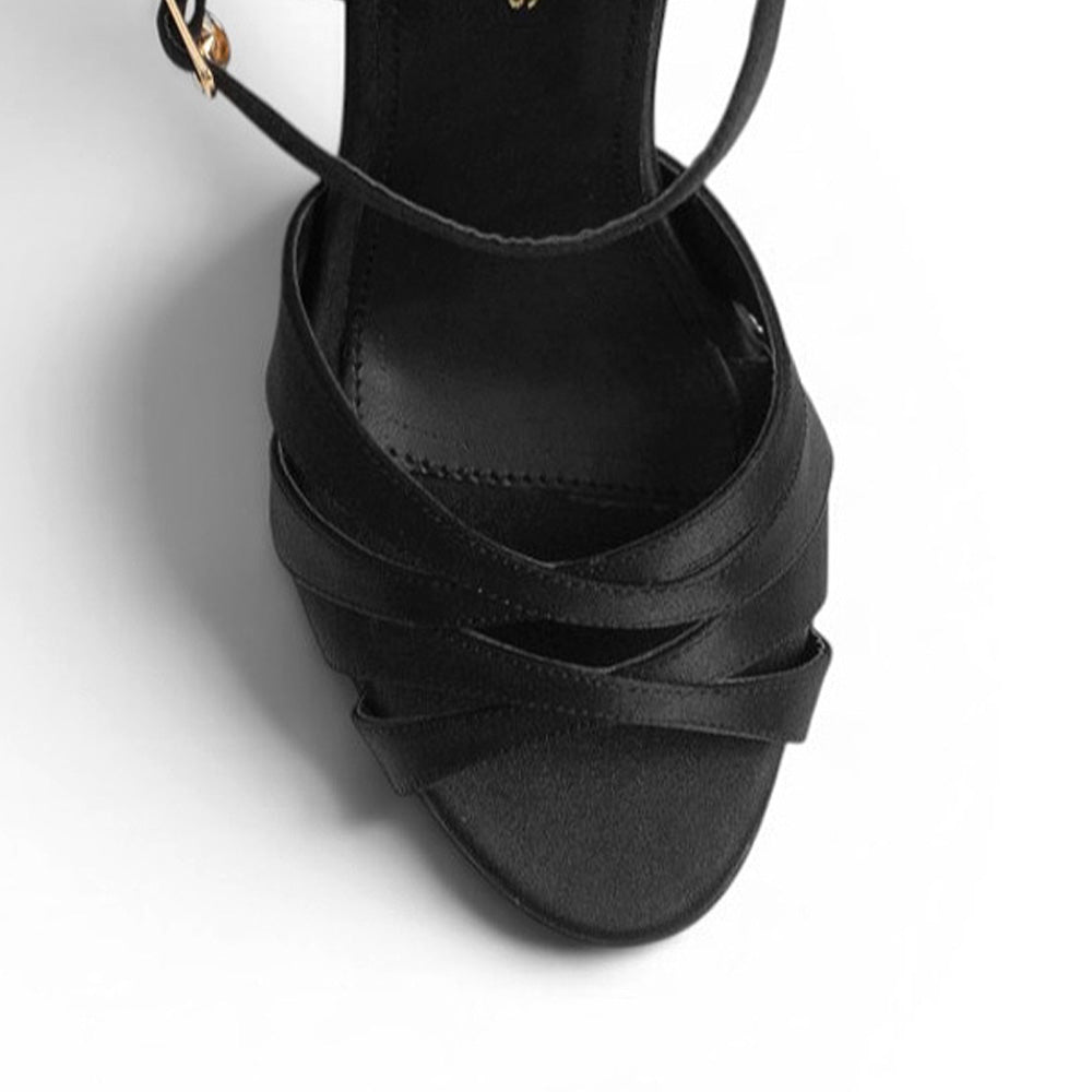 Vista del detalle de tiras cruzadas en zapatillas para mujer color negras