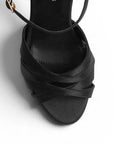 Vista del detalle de tiras cruzadas en zapatillas para mujer color negras