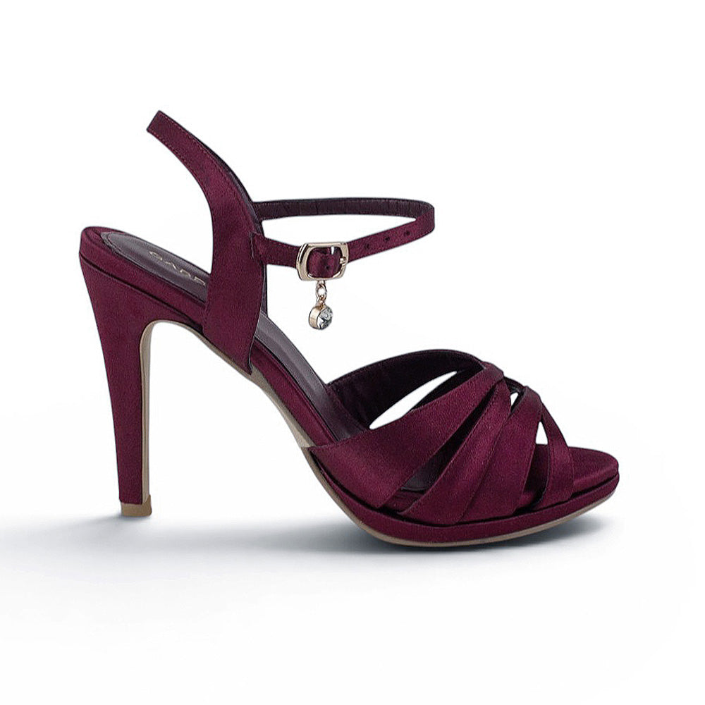 Vista lateral de zapatilla vino con tacón para mujer y tiras cruzadas 