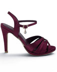 Vista lateral de zapatilla vino con tacón para mujer y tiras cruzadas 