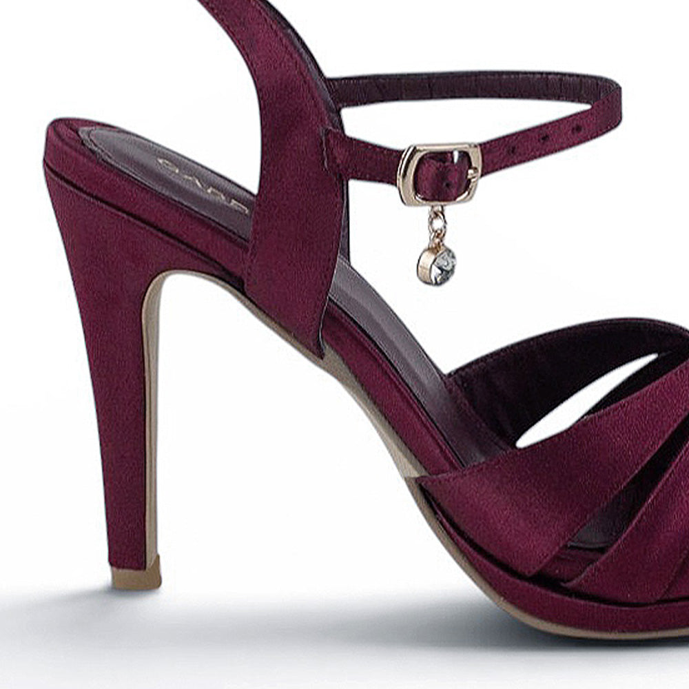 Vista trasera de zapatilla vino para mujer con tacón medio y tiras