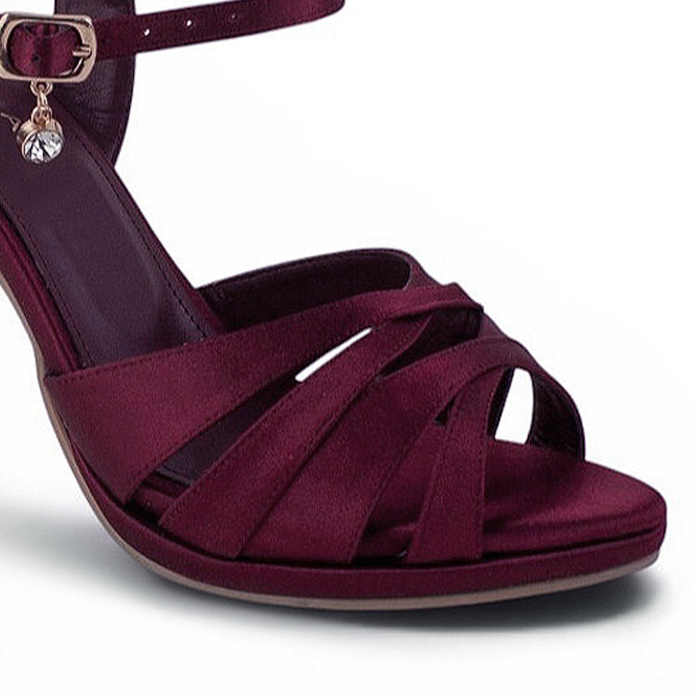 Detalle de material shantung en zapatilla vino con tacón y tiras 