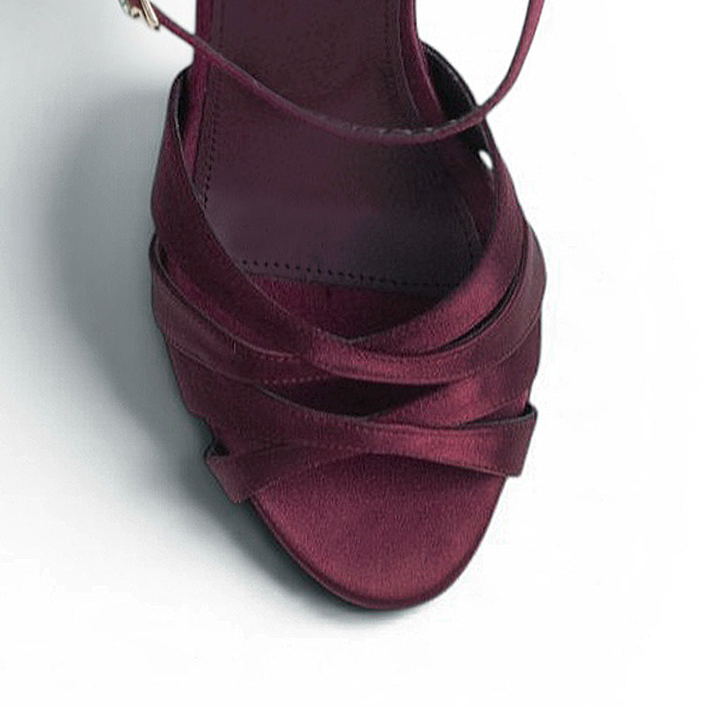 Vista del detalle de tiras cruzadas en zapatilla para mujer color vino