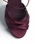 Vista del detalle de tiras cruzadas en zapatilla para mujer color vino