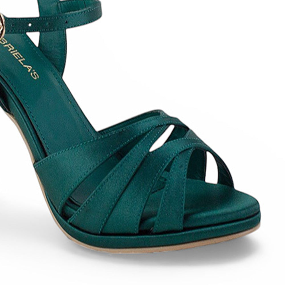 Detalle de material shantung en zapatilla verde con tacon y tiras