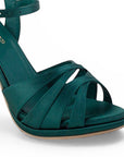 Detalle de material shantung en zapatilla verde con tacon y tiras