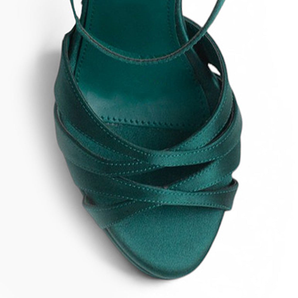 Vista del detalle de tiras cruzadas en zapatilla para mujer color verde