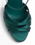 Vista del detalle de tiras cruzadas en zapatilla para mujer color verde